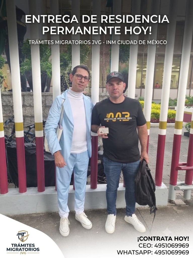 Entrega de residencia permanente frente al INM en Ciudad de México